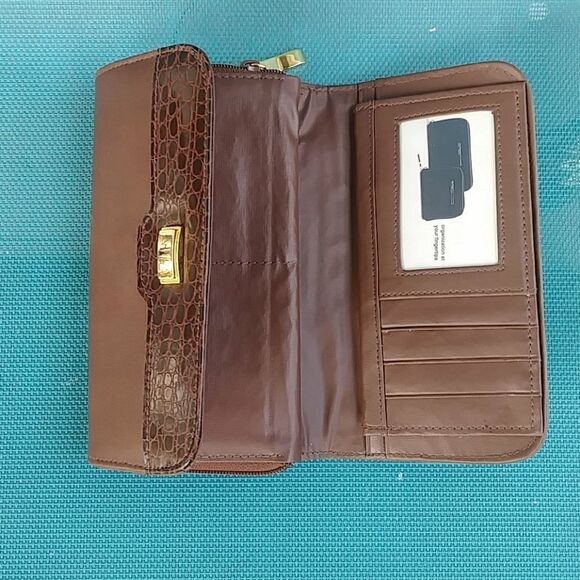 Women's Zip around wallet - Picture 2 of 3